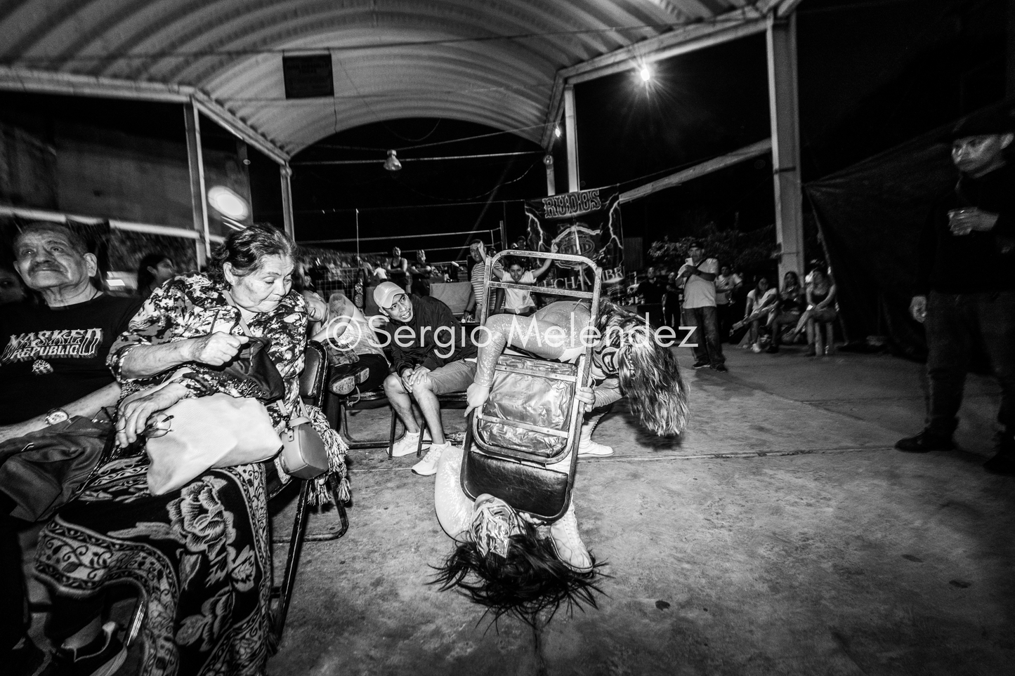 Dale con la Silla / Hit Them With the Chair